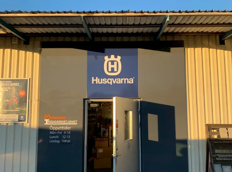 Munkfors Trädgårdstjänst – butik med Husqvarna-skylt